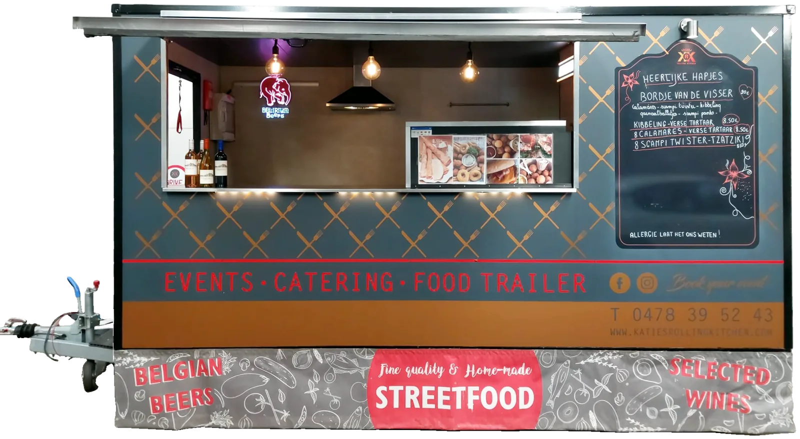 De trailer met het luik open, wijn op de toog, foto's van de hapjes en het krijtbord met het bordje van de visser, kibbeling, calamares en scampi twister.