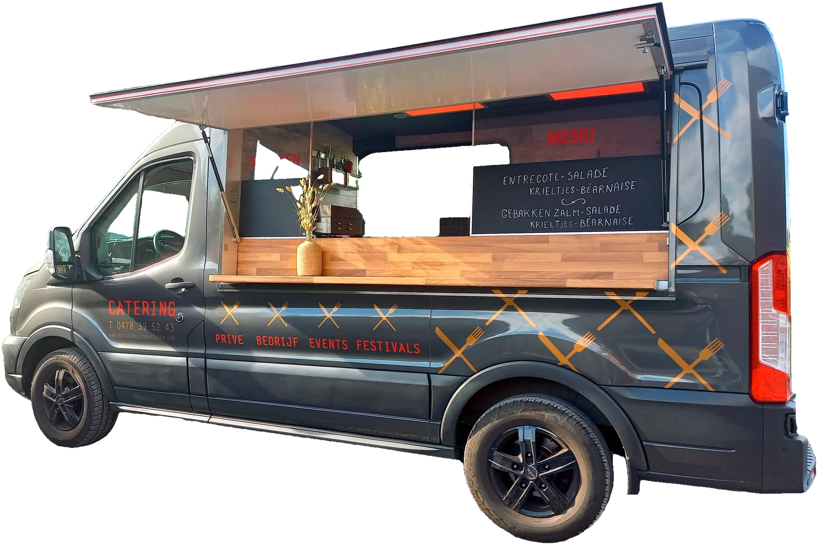 De Ford Transit in antracietgrijs, met de zijwand open boven een houten toog en Katie's krijtbord.