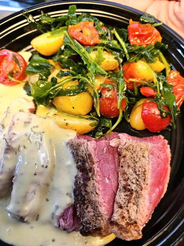 Entrecote in plakken met béarnaise, en een salade van krieltjes, rucola en geroosterde tomaatjes.